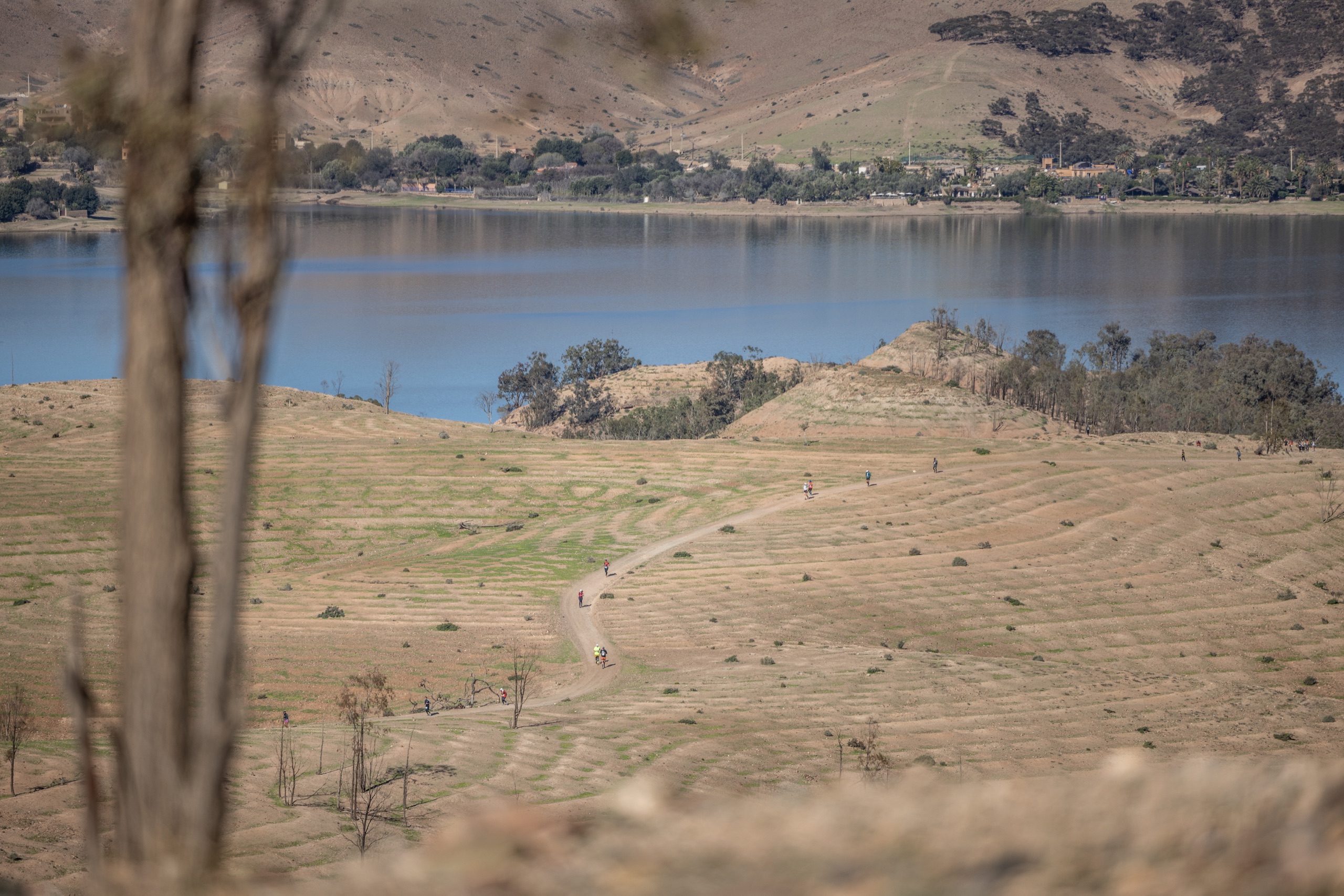 Vue panoramique du lac Lalla Takerkoust et du parcours Trail Maroc