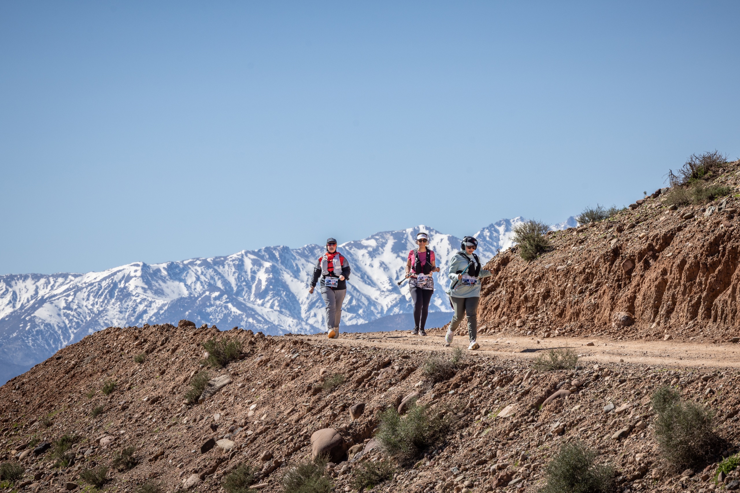 Participantes du Trail Takerkoust sur les sentiers face au Haut Atlas