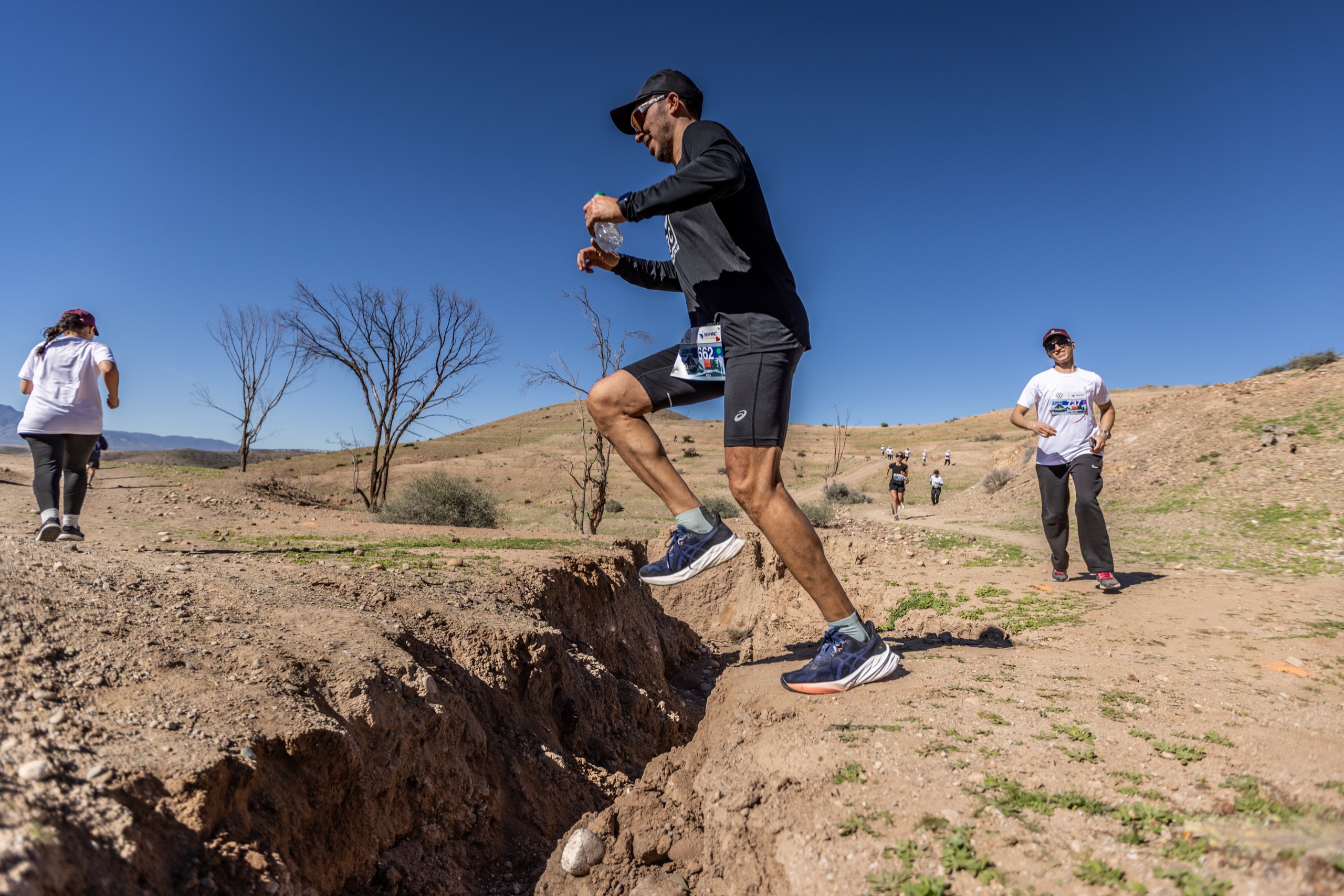 Participant franchissant un passage technique sur le parcours de Takerkoust