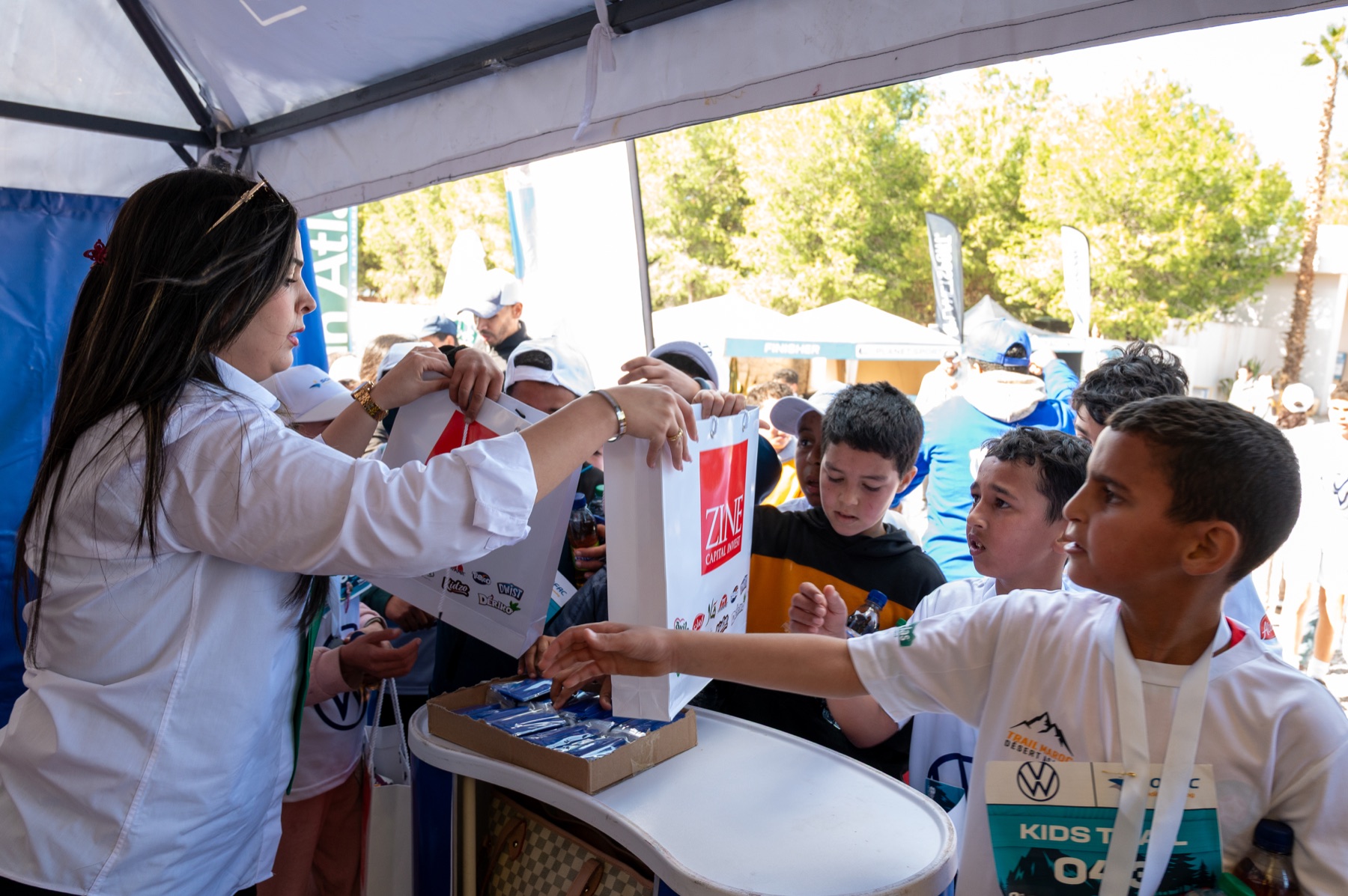 Remise du pack finisher aux enfants du Trail Takerkoust