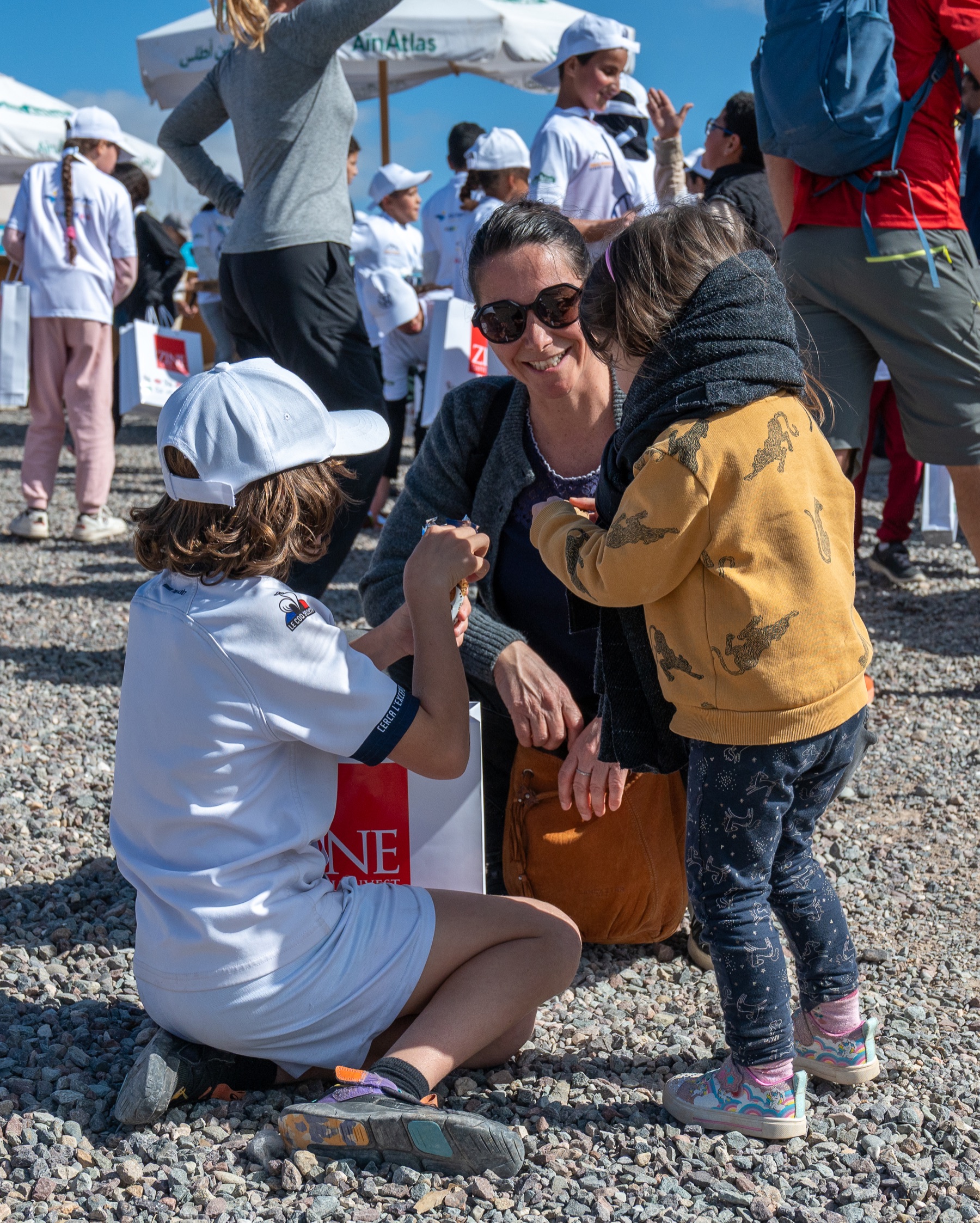 Enfants et parents réunis après le Kids Trail Takerkoust