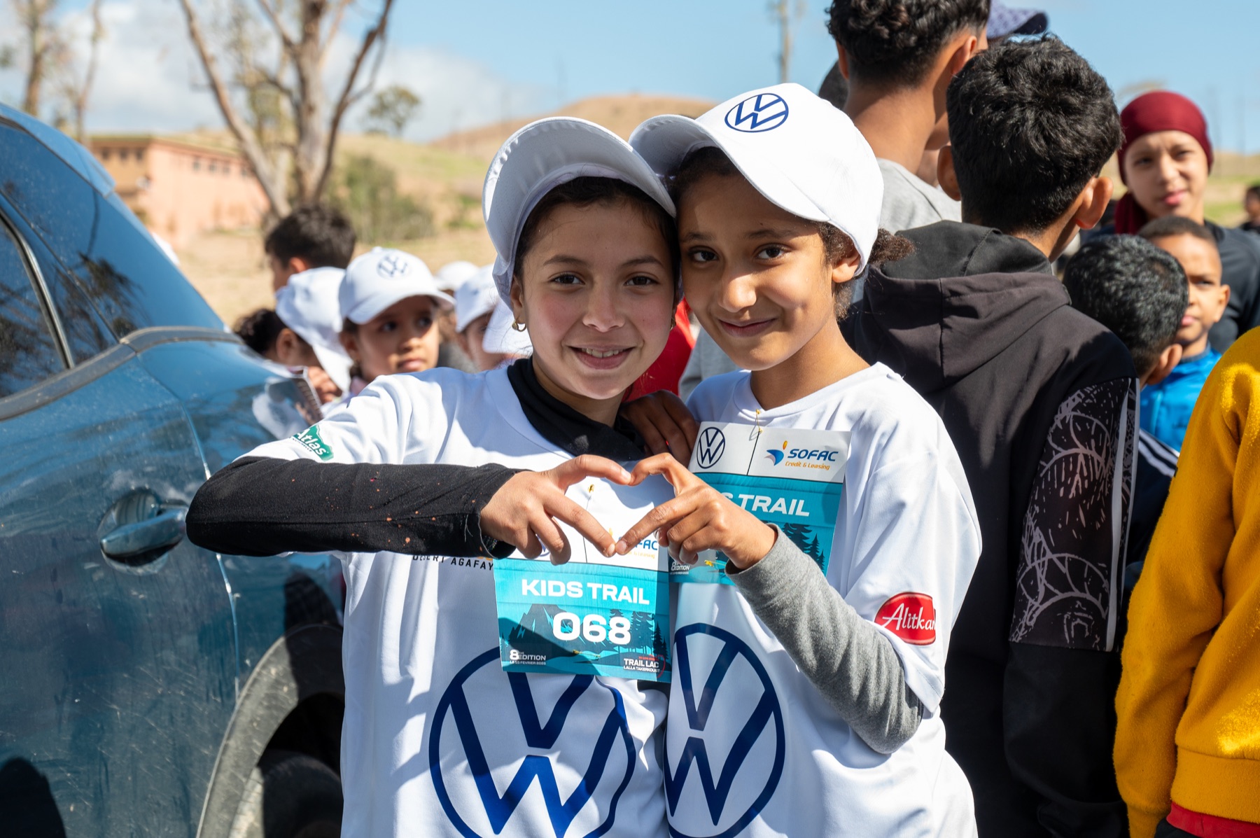 Jeunes participantes souriantes au Kids Trail Takerkoust