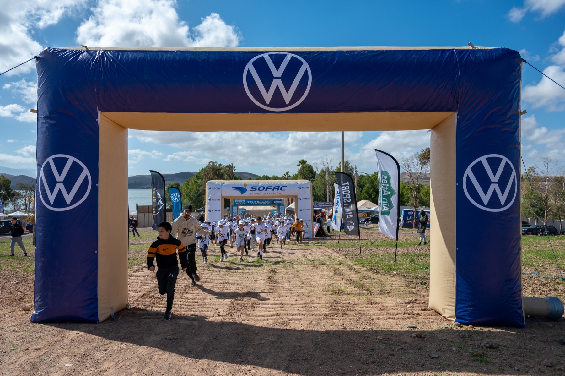 Départ collectif des enfants au village du Trail Takerkoust